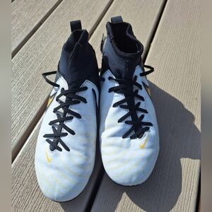 Youth soccer cleats